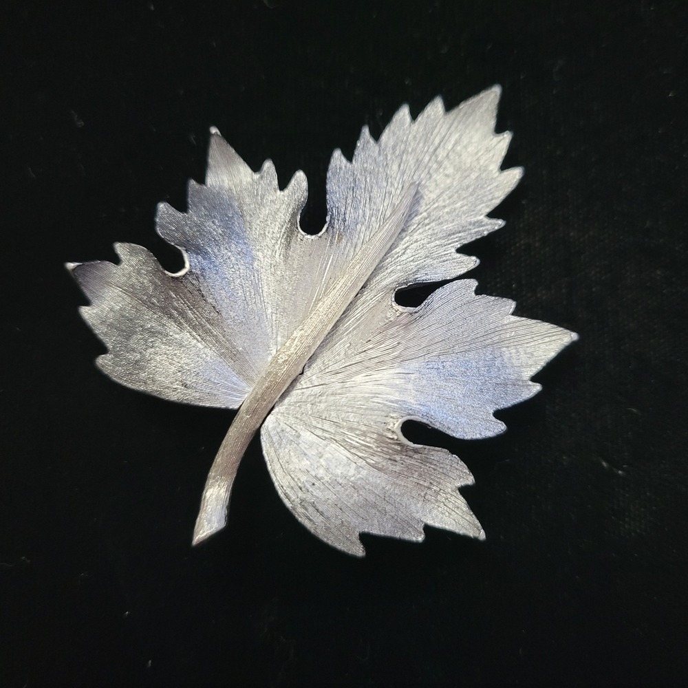Vintage Unsigned Boucher? Ombre Brushed Gray Silver Maple Leaf 2.5"‎ Brooch Pin